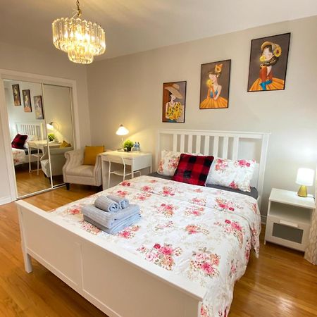 فندق Sunny House - Main Floor, Free Parking, In تورونتو المظهر الخارجي الصورة