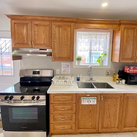 فندق Sunny House - Main Floor, Free Parking, In تورونتو المظهر الخارجي الصورة