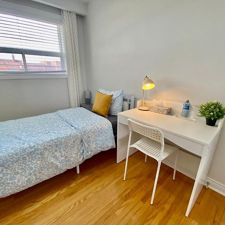 فندق Sunny House - Main Floor, Free Parking, In تورونتو المظهر الخارجي الصورة