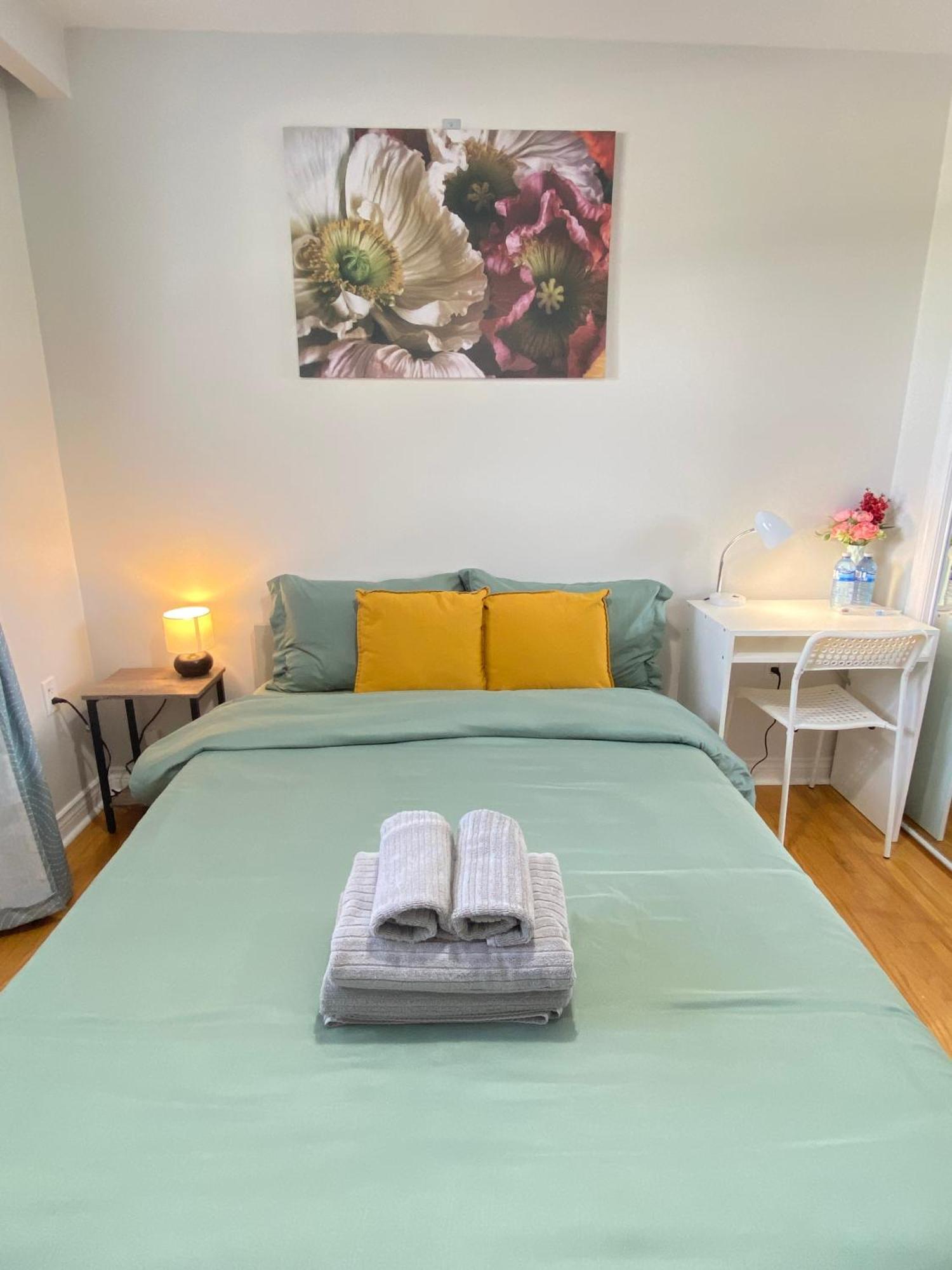فندق Sunny House - Main Floor, Free Parking, In تورونتو المظهر الخارجي الصورة