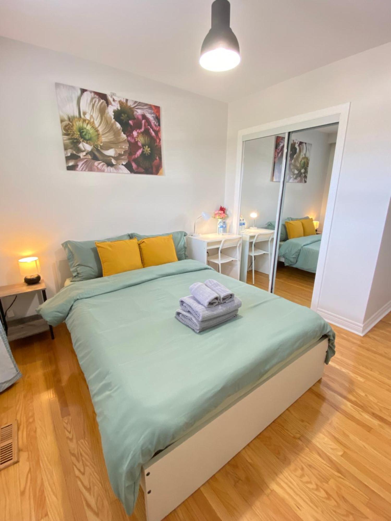 فندق Sunny House - Main Floor, Free Parking, In تورونتو المظهر الخارجي الصورة