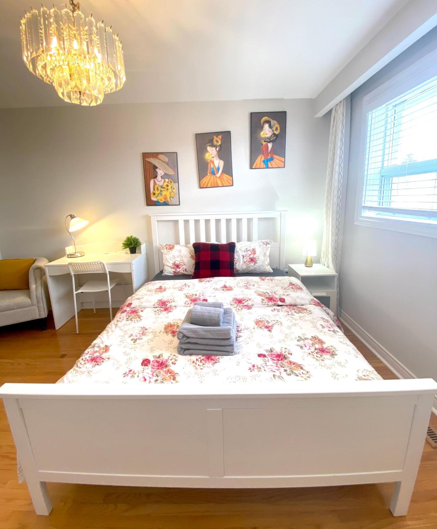 فندق Sunny House - Main Floor, Free Parking, In تورونتو المظهر الخارجي الصورة