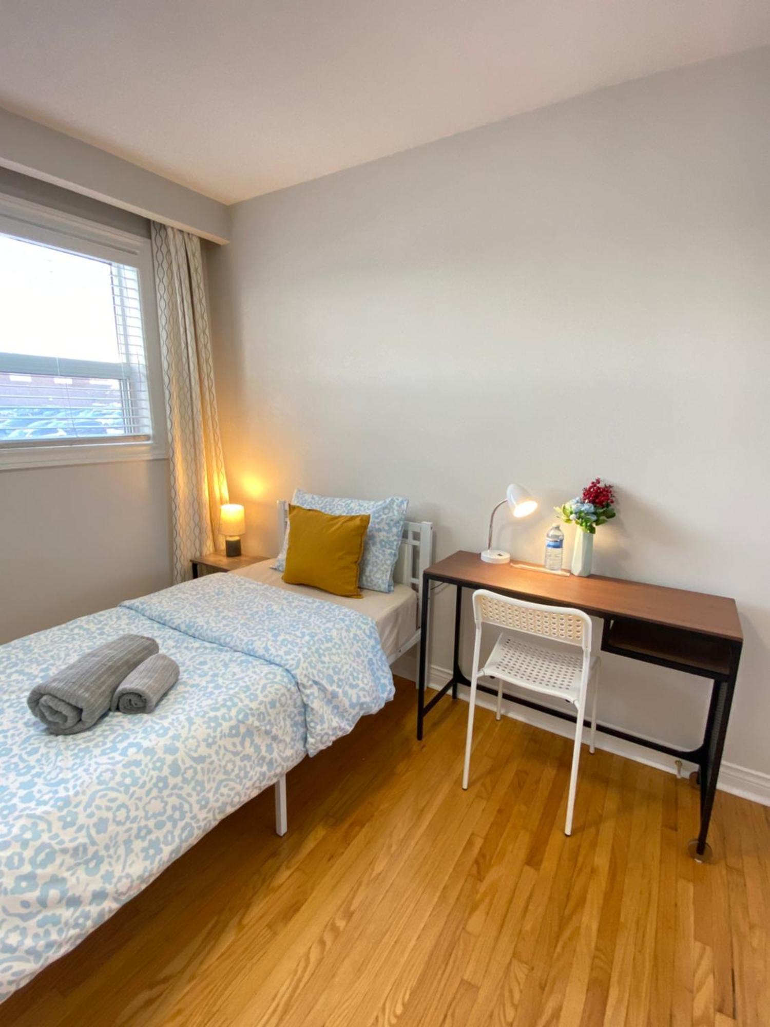 فندق Sunny House - Main Floor, Free Parking, In تورونتو المظهر الخارجي الصورة