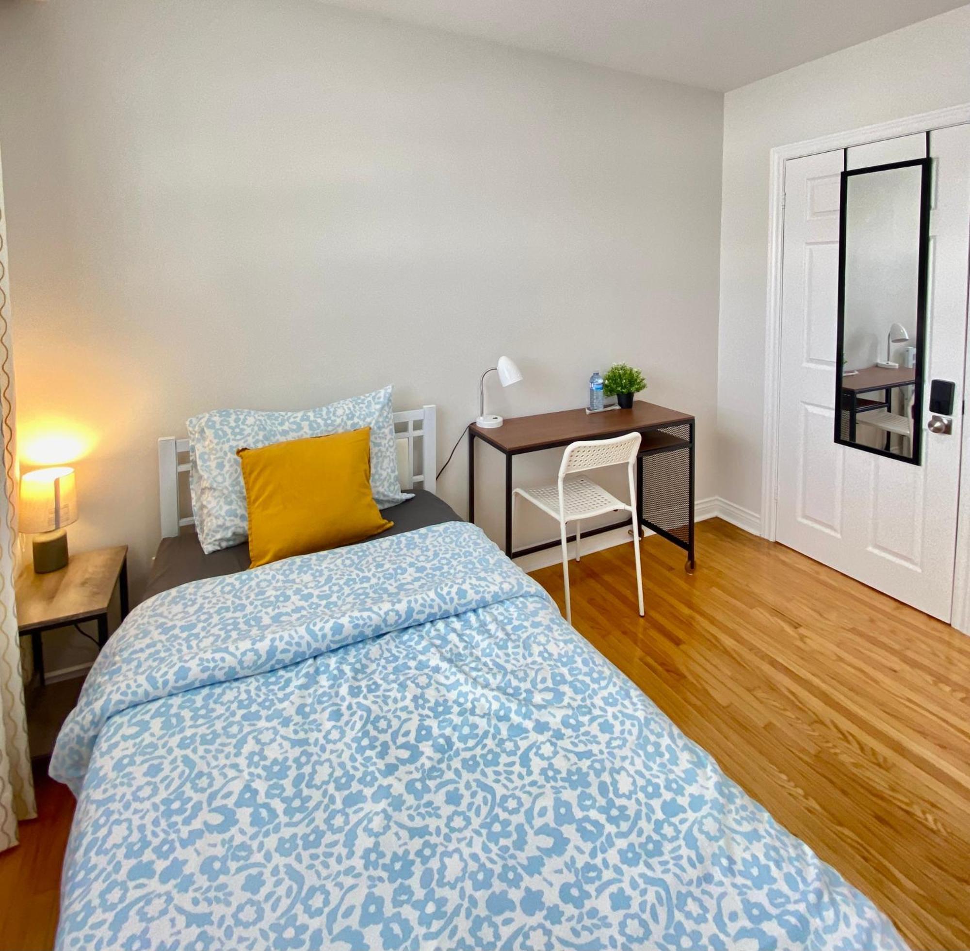 فندق Sunny House - Main Floor, Free Parking, In تورونتو المظهر الخارجي الصورة