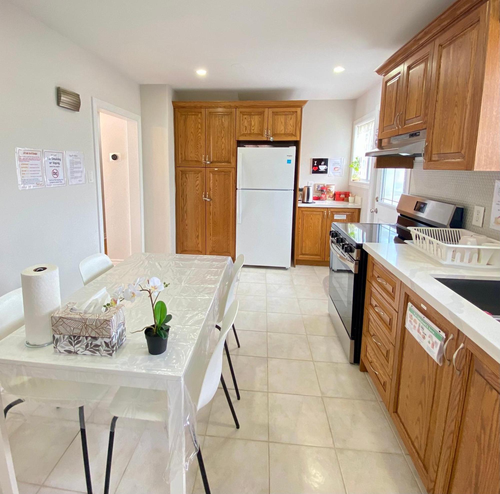فندق Sunny House - Main Floor, Free Parking, In تورونتو المظهر الخارجي الصورة