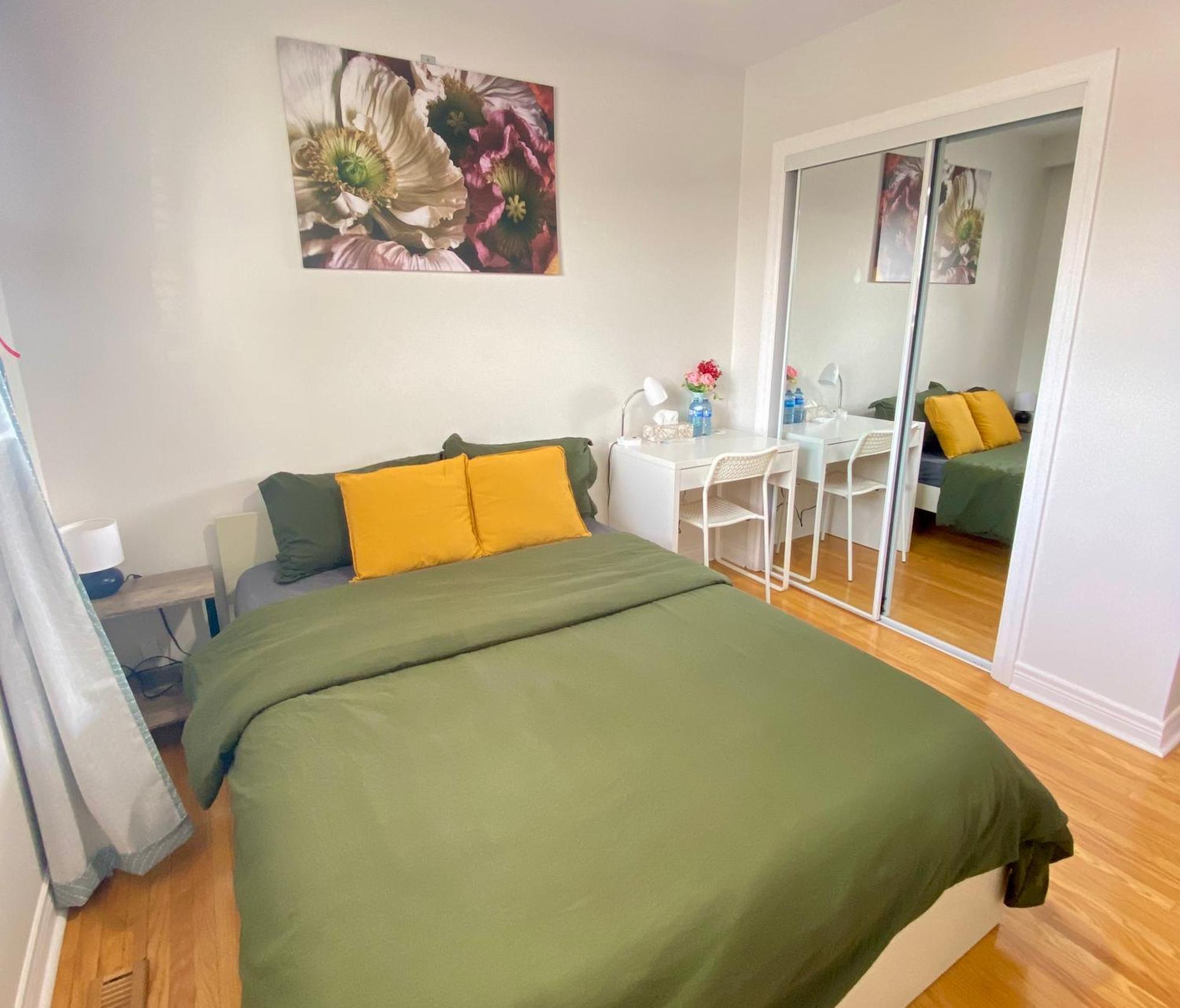 فندق Sunny House - Main Floor, Free Parking, In تورونتو الغرفة الصورة