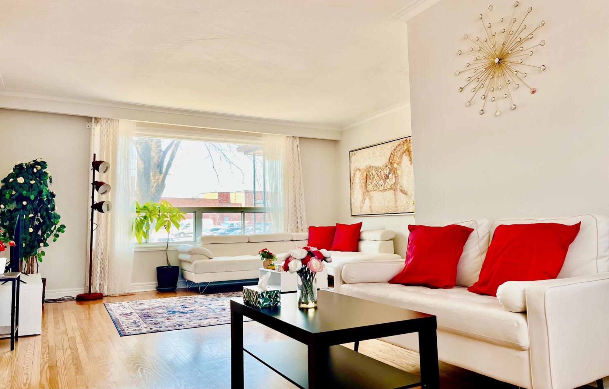 فندق Sunny House - Main Floor, Free Parking, In تورونتو المظهر الخارجي الصورة