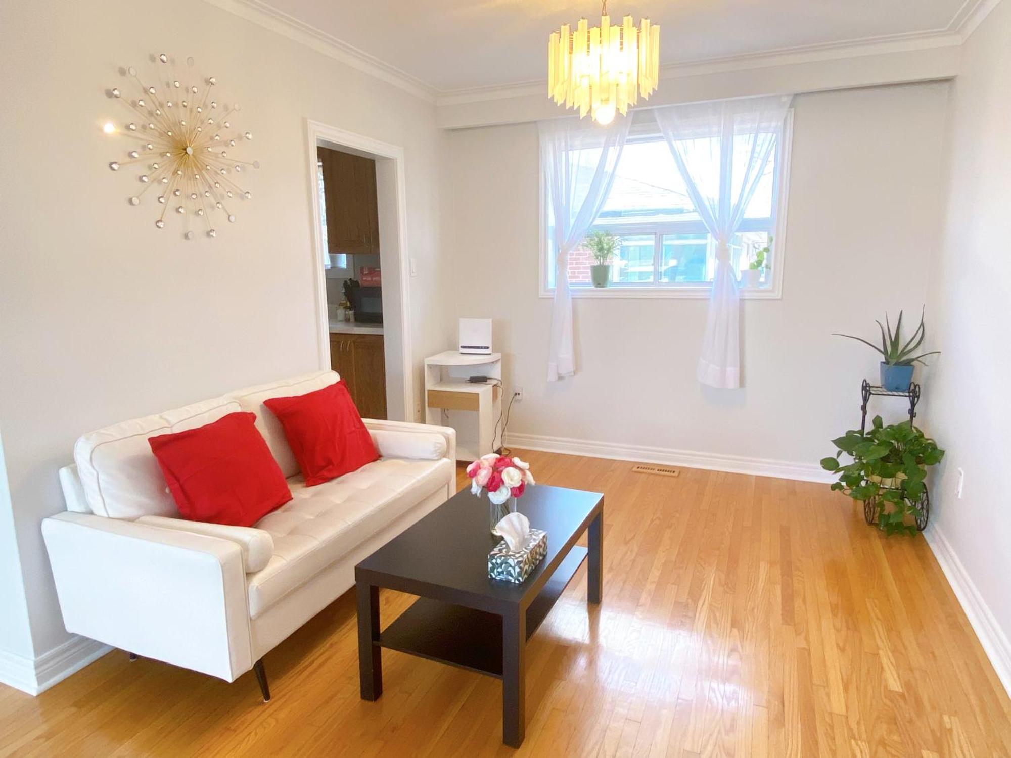 فندق Sunny House - Main Floor, Free Parking, In تورونتو المظهر الخارجي الصورة