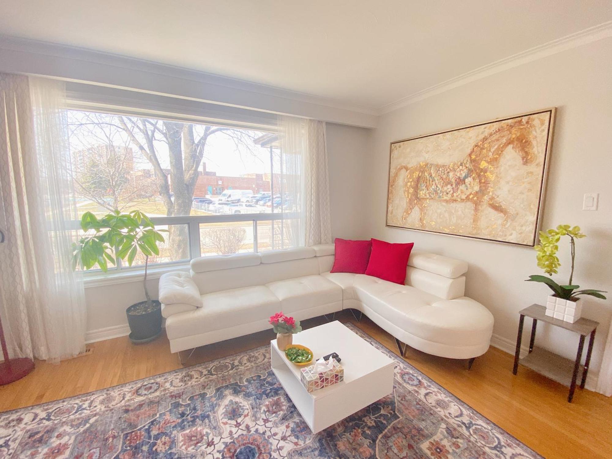 فندق Sunny House - Main Floor, Free Parking, In تورونتو المظهر الخارجي الصورة