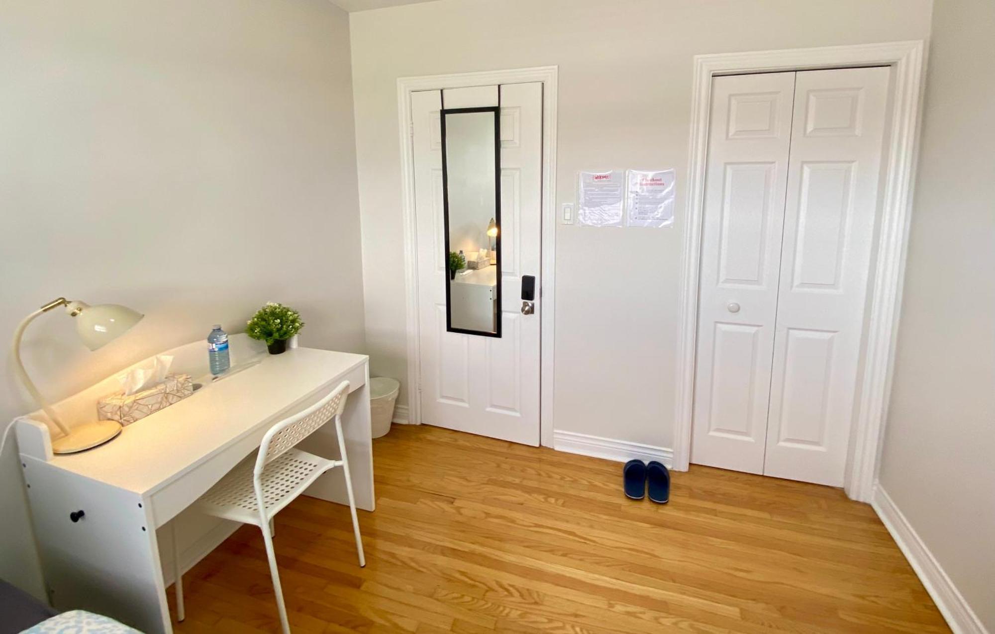فندق Sunny House - Main Floor, Free Parking, In تورونتو المظهر الخارجي الصورة