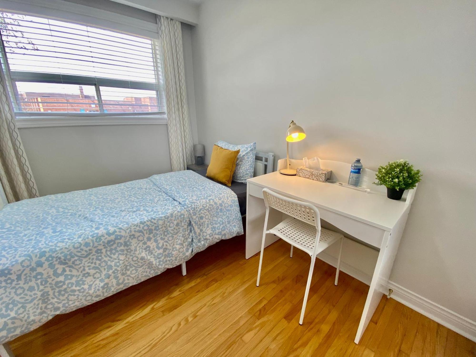 فندق Sunny House - Main Floor, Free Parking, In تورونتو المظهر الخارجي الصورة
