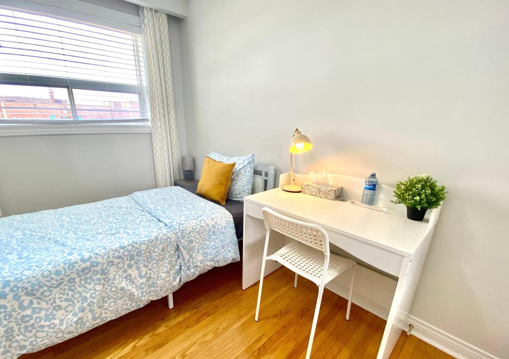 فندق Sunny House - Main Floor, Free Parking, In تورونتو المظهر الخارجي الصورة