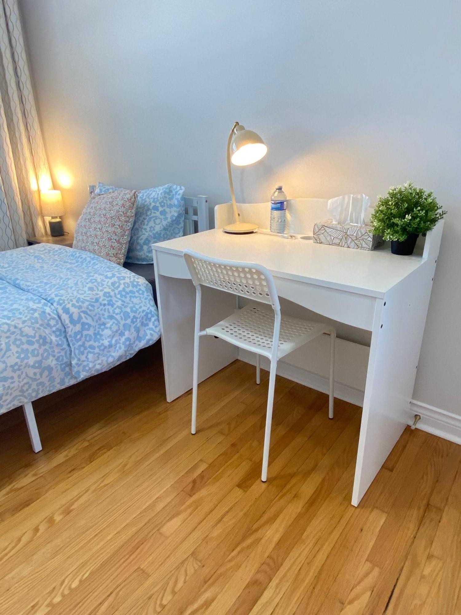 فندق Sunny House - Main Floor, Free Parking, In تورونتو الغرفة الصورة